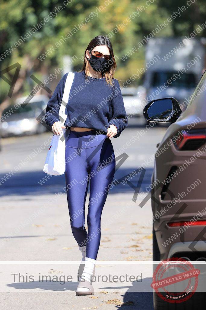 What To Wear With Blue Leggings